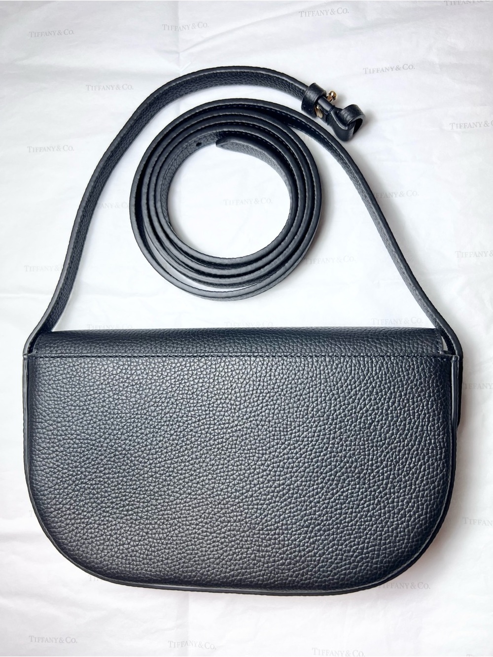 Tiffany & Co. Black Leather Crossbody bag with Gold plated Logo - Picture 6 of 12